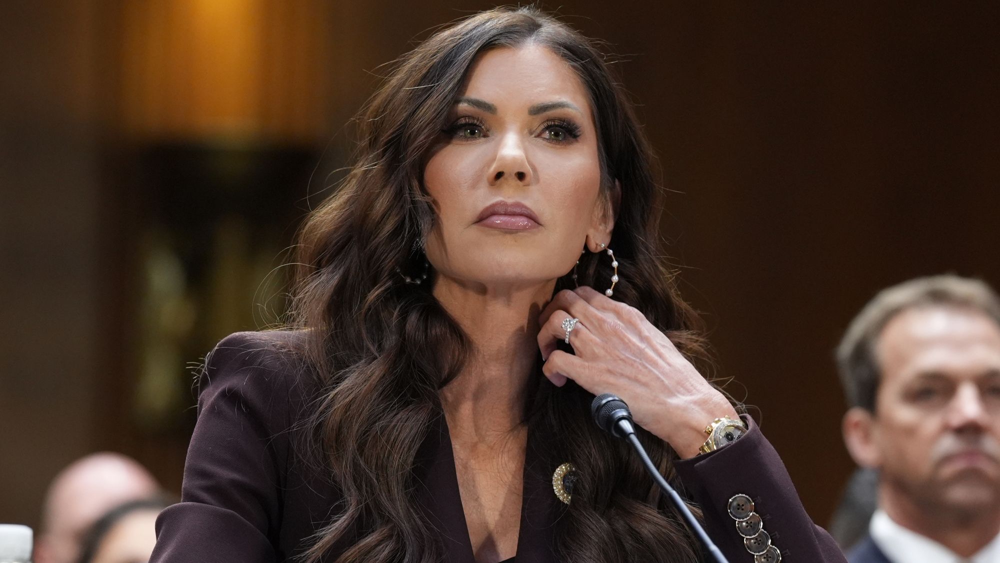 كيف أطاحت علاقة عاطفية محرجة بالوزيرة الأمريكية التي حولت وزارتها لآلة ترحيل للمهاجرين؟