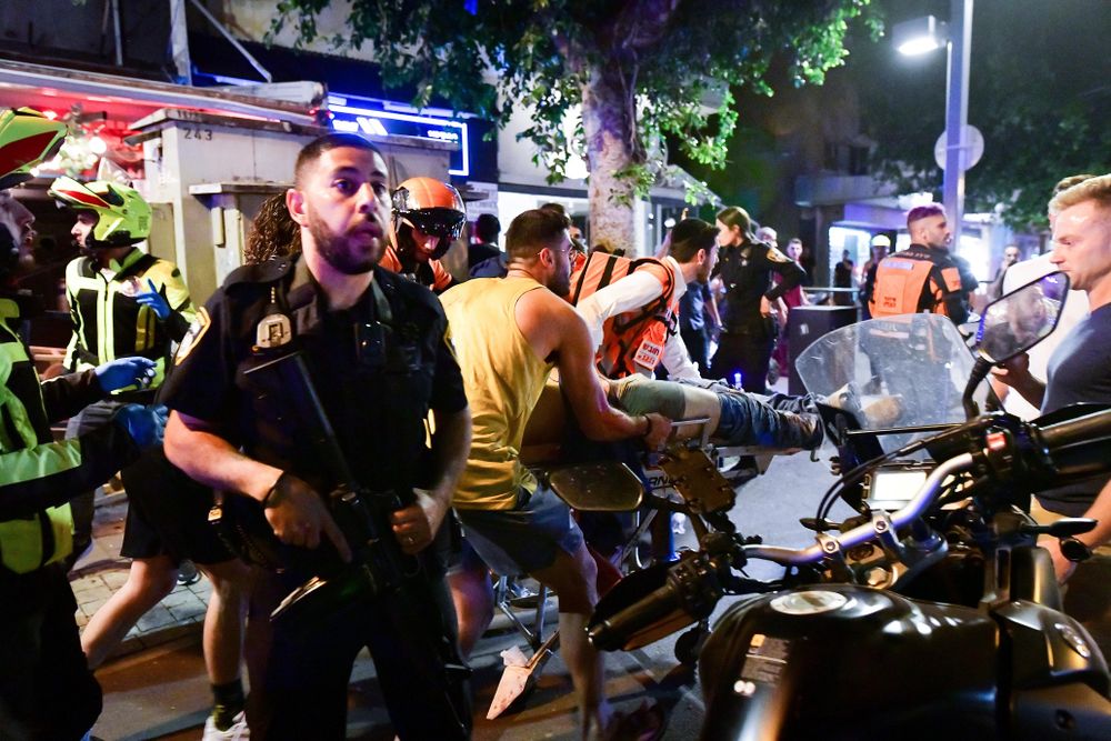 Policiers et secouristes sur les lieux d'un attentat terroriste dans la rue Dizengoff, au centre de Tel-Aviv, le 7 avril 2022