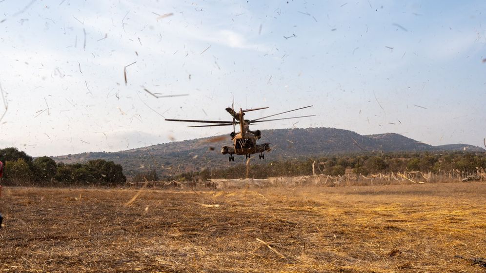 IDF spokeman مروحية تابعة للجيش الإسرائيلي تهبط في موقع الكارثة في سلسلة جبال راميم، أرشيف
