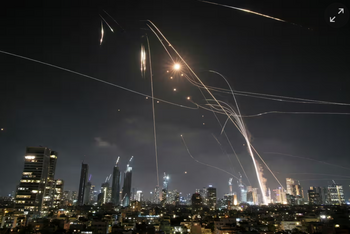 Le système de défense aérienne israélien tente d'intercepter des missiles au-dessus de Tel Aviv, Israël