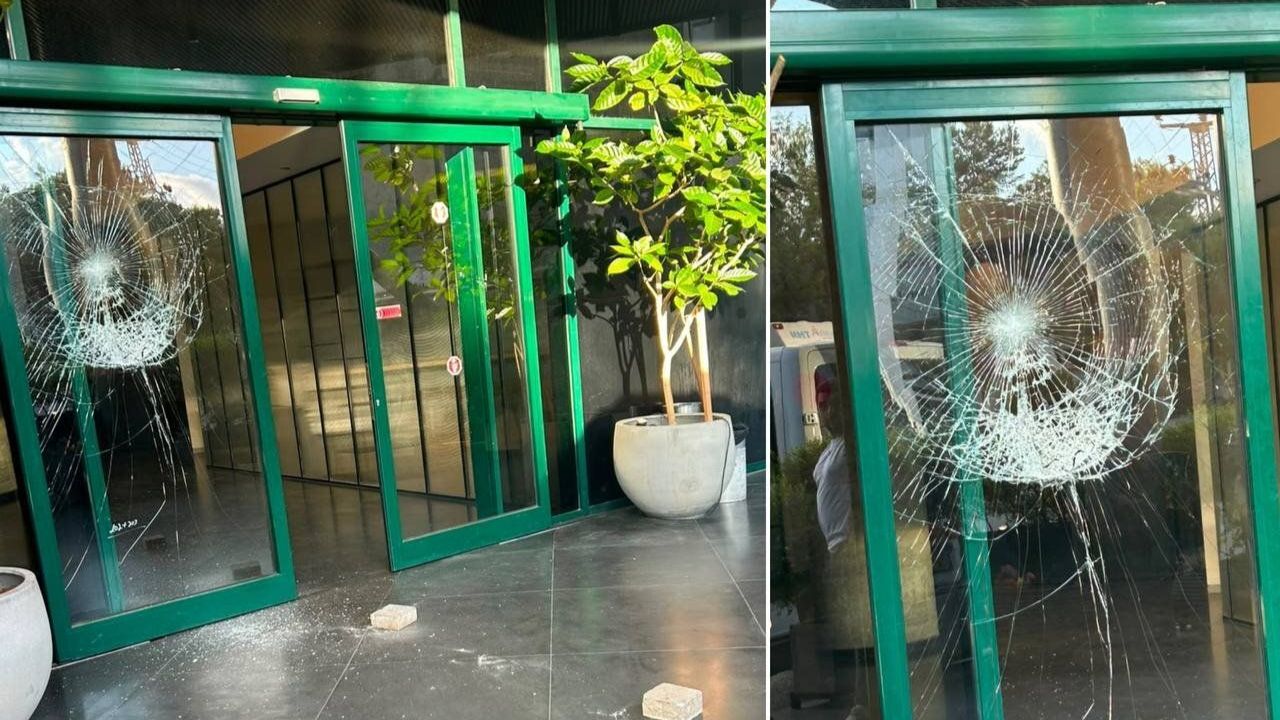 Le siège de Channel 12 visé par une nouvelle attaque et des menaces de mort