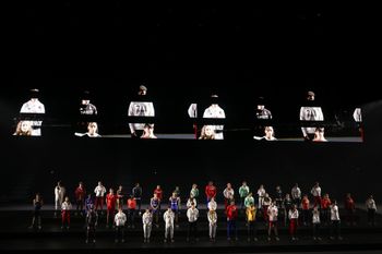 رياضيون يتصورون خلال حفل إطلاق المنتخبات الأولمبية الخميس 18 أبريل 2024 في باريس