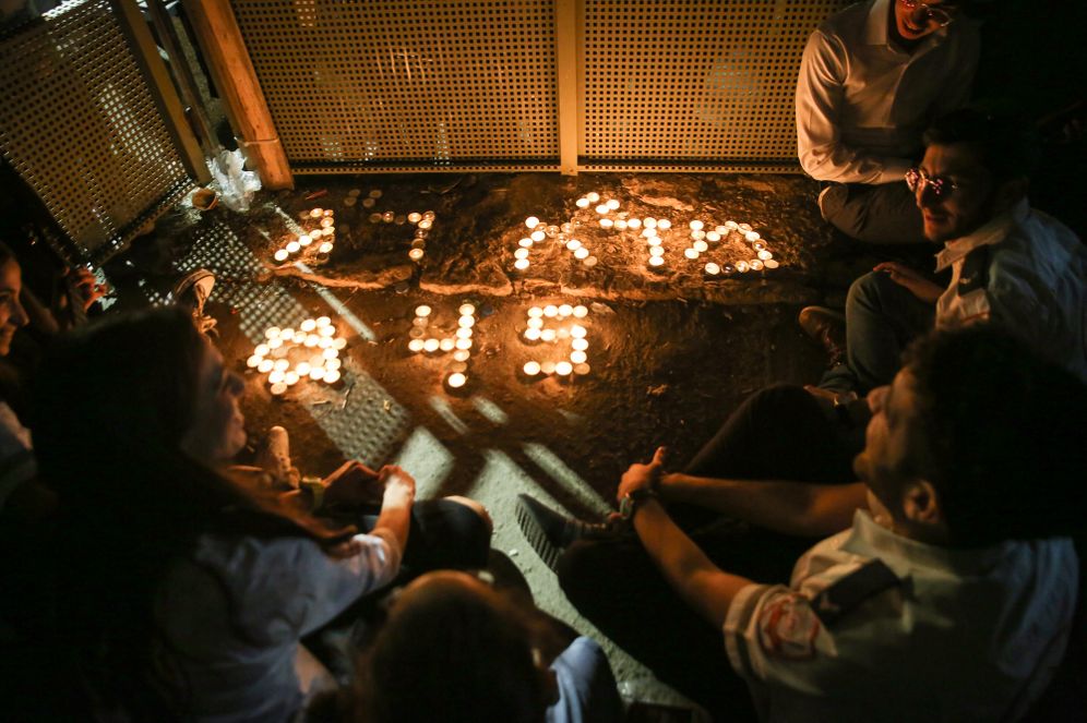الحريديم يشعلون الشموع حداداً على أرواح الضحايا الـ 45 الذين لقوا حتفهم في كارثة جبل ميرون، 6/5/2021