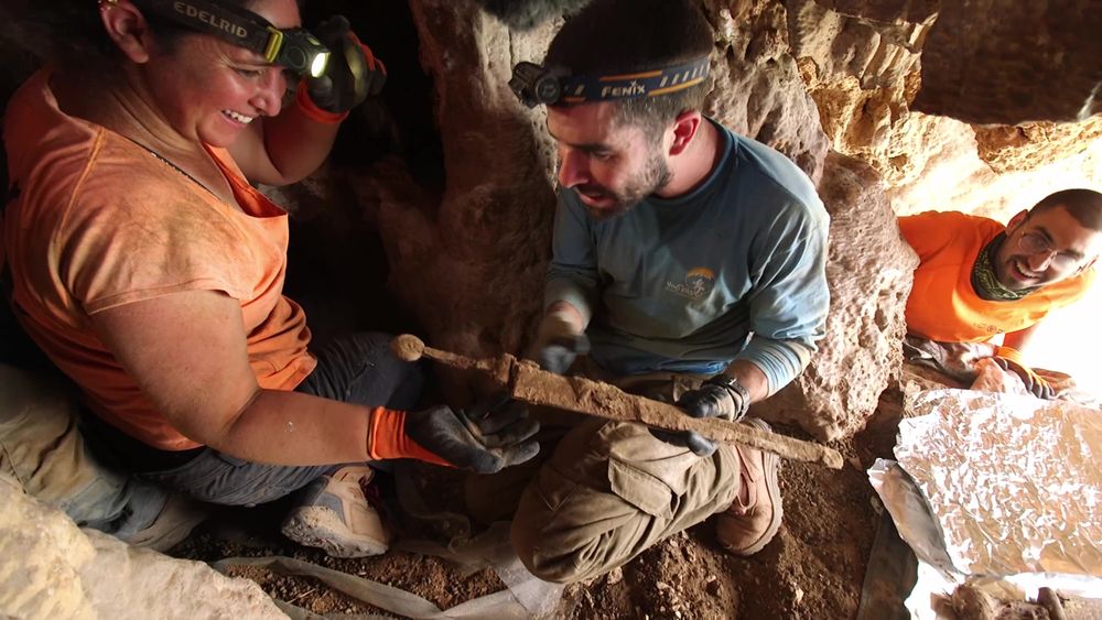 Des chercheurs de l'Autorité des antiquités d'Israël et de l'Université d'Ariel mettent au jour une rare cache d'armes romaines dans une grotte du désert de Judée