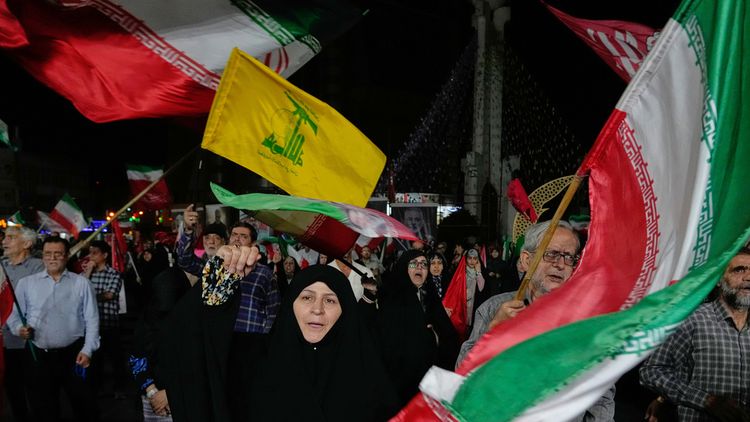 Illustration - Drapeaux de l'Iran et du Hezbollah, à Téhéran, Iran