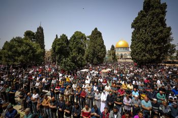 Des milliers de fidèles musulmans assistent à la prière du vendredi du mois sacré du Ramadan, dans l'enceinte de la mosquée Al Aqsa, dans la vieille ville de Jérusalem, le 7 avril 2023