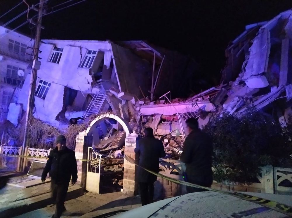 زلزال بقوة 6.8 درجات في منطقة سيفريجه في محافظة ايلازيج شرق تركيا