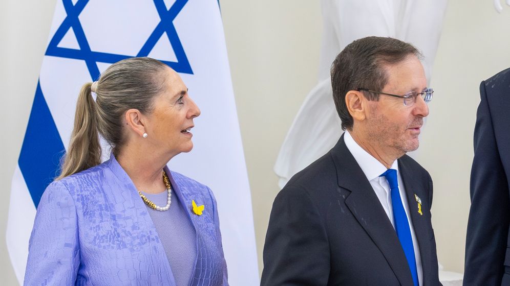 Le président israélien Isaac Herzog et son épouse Michal Herzog avant leur rencontre au palais présidentiel de Vilnius, en Lituanie, le lundi 4 août 2025. 