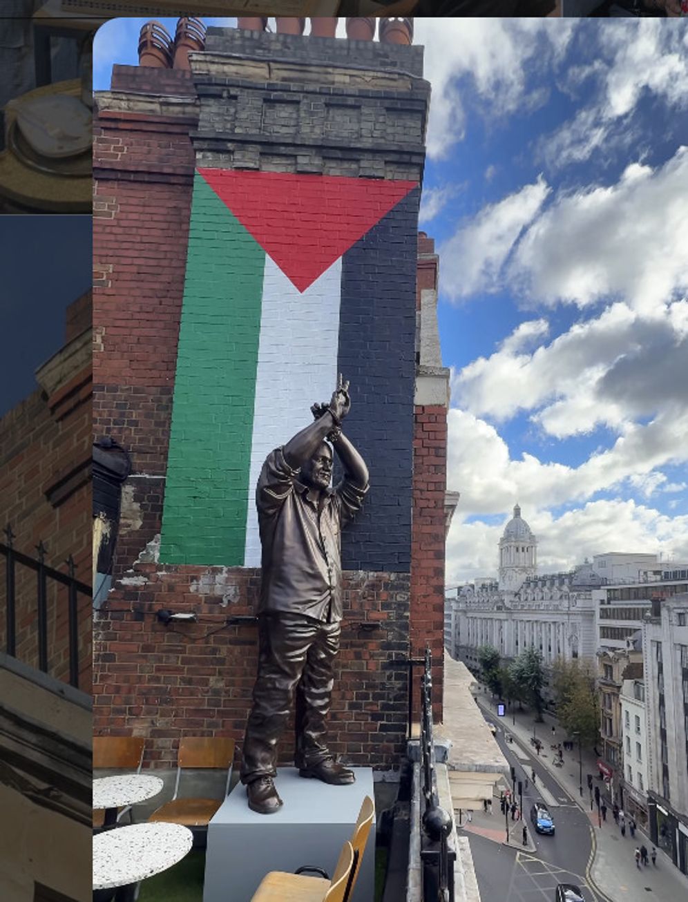 La statue de Marwan Barghouti sur le toit de Palestine House à Londres 