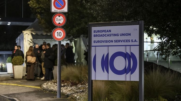 Les délégués quittent le siège de l'Union européenne de radio-télévision (UER) après un vote sur la participation d'Israël à l'Eurovision à Genève, le 4 décembre 2025