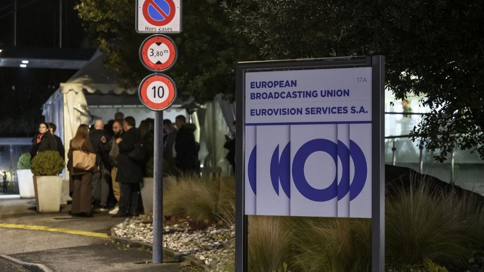 Les délégués quittent le siège de l'Union européenne de radio-télévision (UER) après un vote sur la participation d'Israël à l'Eurovision à Genève, le 4 décembre 2025