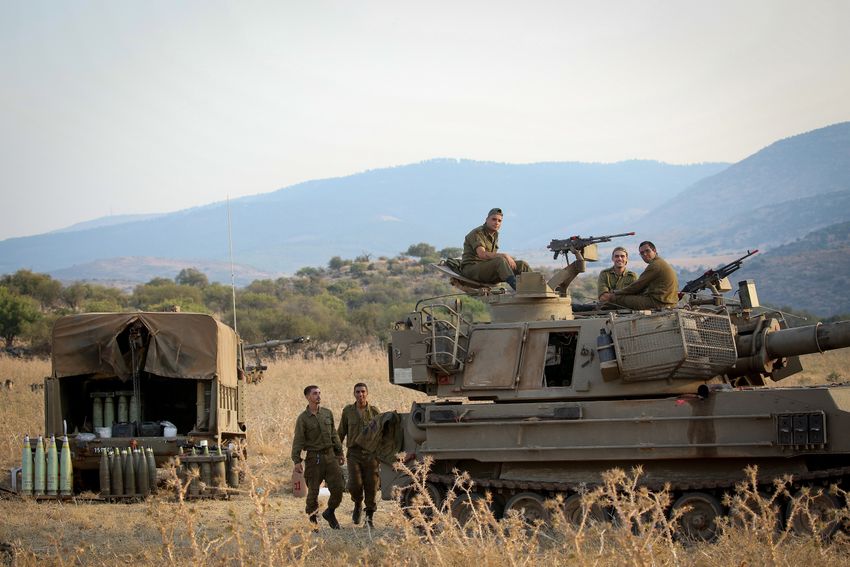 Les forces de l'armée israélienne près de la frontière qui sépare Israël du Liban sur le plateau du Golan, le 27 juillet 2020.