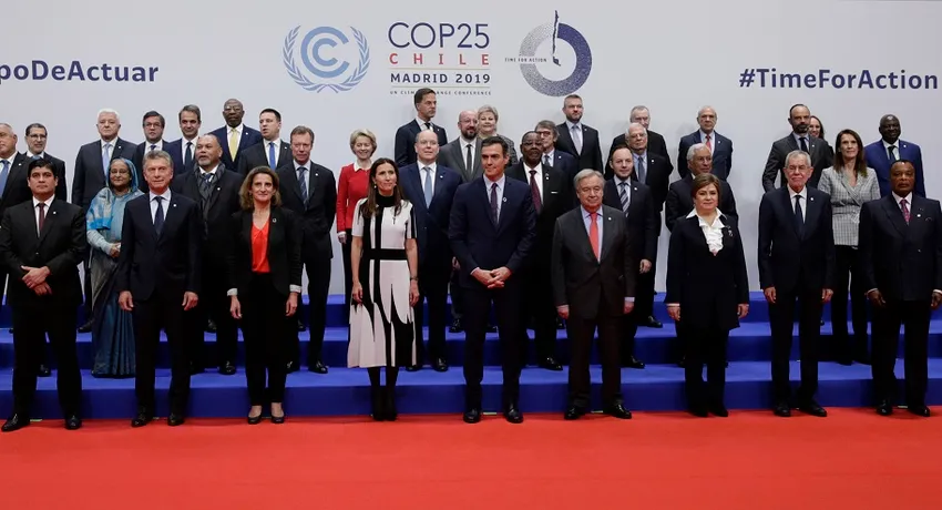 Spain's caretaker Prime Minister Pedro Sanchez, centre, and Secretary-General of the United Nations António Guterres, pose for a photo with the rest of representatives taking part at the COP25 climate talks summit in Madrid, Monday Dec. 2, 2019