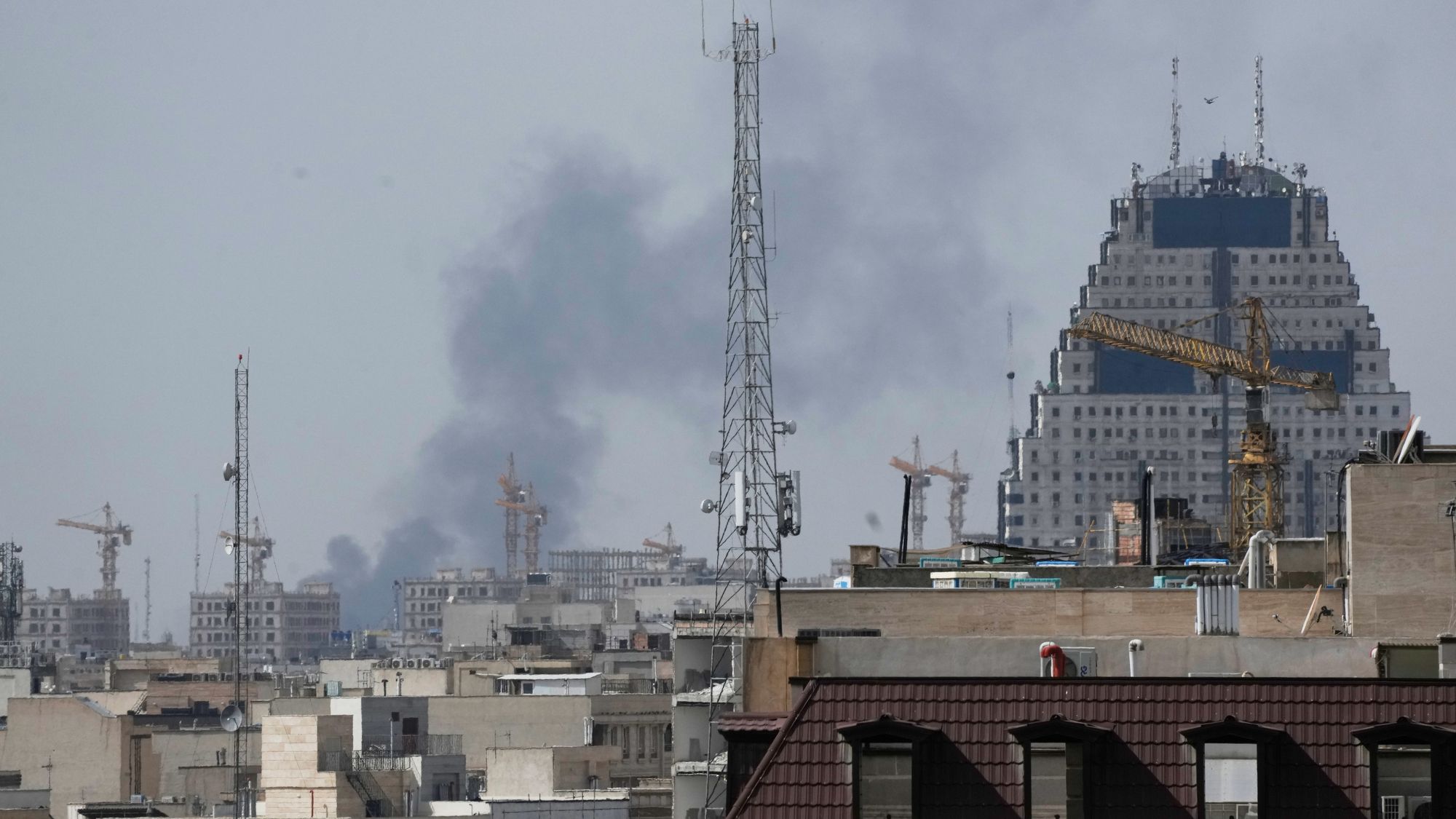 “على حافة الانفجار”: لماذا خفّضت إيران وتيرة الهجمات على السعودية؟