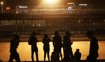 Des migrants à la frontière entre El Paso, au Texas, et Ciudad Juarez, dans l'État de Chihuahua, au Mexique, le 7 août 2023.