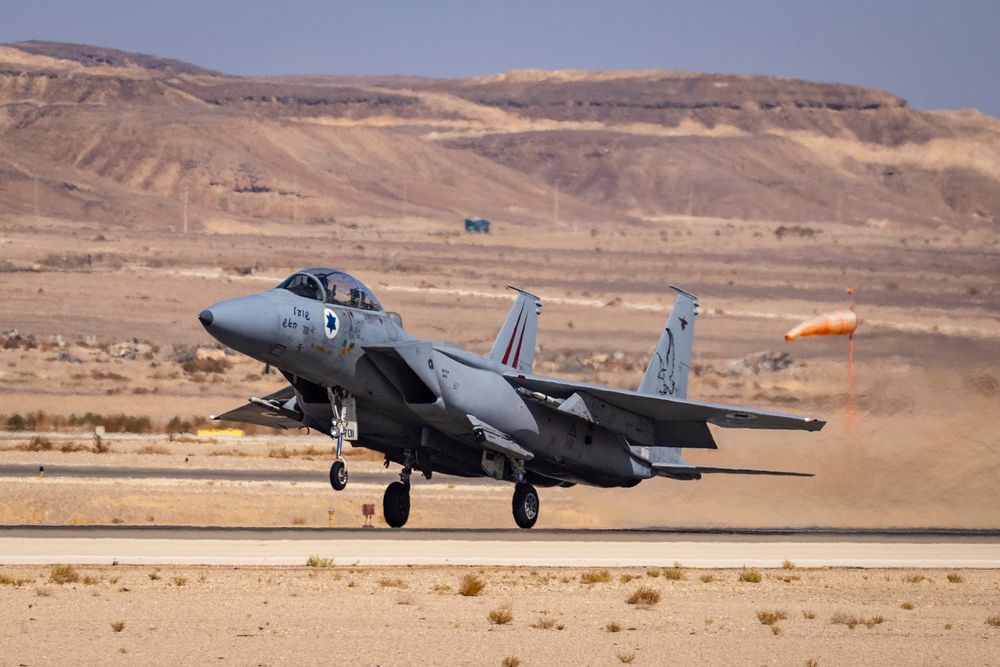 Des F-15 israéliens lors du "Blue Flag", un exercice d'entraînement aérien international à la base aérienne d'Ovda, dans le sud d'Israël, le 24 octobre 2021
