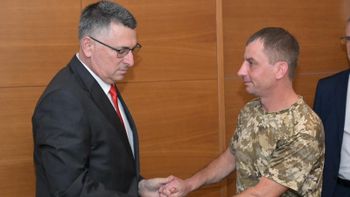 Le ministre israélien des Affaires étrangères Gideon Saar, et Artem Borik, dont la famille a été tuée dans une frappe iranienne en Israël, Kiev le 23.07.2025