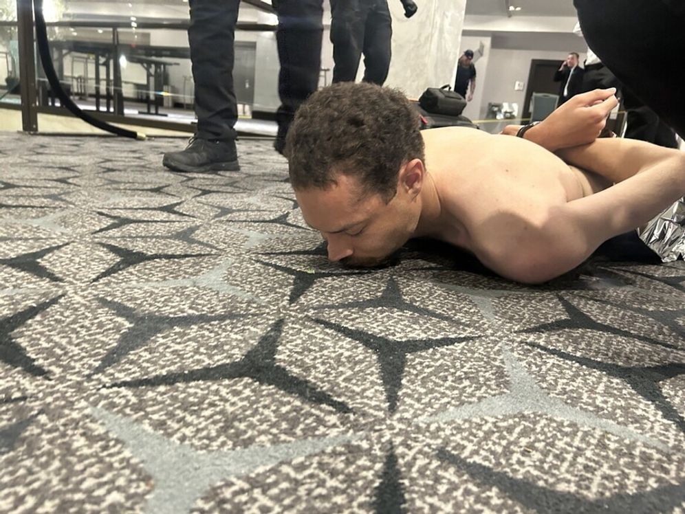 קול תומאס אלן, בן 31 מקליפורניה, שירה באירוע של טראמפ בבית הלבן
