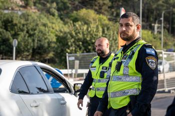 Le commandant du district nord de la police israélienne, le général Meir Eliyahu, aux côtés du chef de la division trafic le général Haim Shmueli