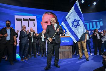 Photo by Avshalom Sassoni/Flash90 Yashar party chairman Gadi Eisenkot alongside members of his party at the party’s election headquarters in Tel Aviv, following the closing of polling stations and the release of exit poll results on Israel’s general election night, October 28, 2026.