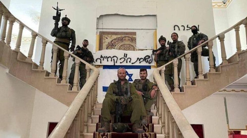 התמונה שפורסמה, בה נראה ח"כ יצחק קרויזר עם הכיתוב: "לשכת ח"כ קרויזר"