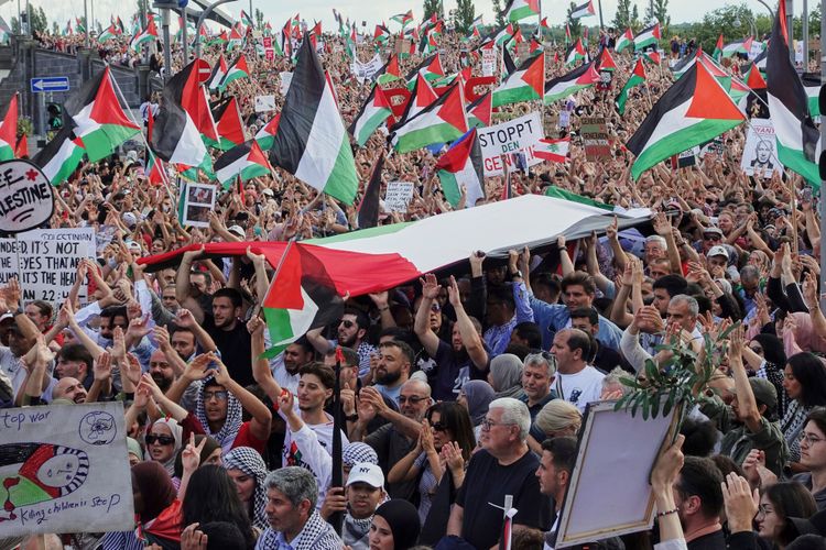 Thousands of people take part in a pro Palestine demonstration in Frankfurt, Germany, Saturday, Aug.30, 2025.