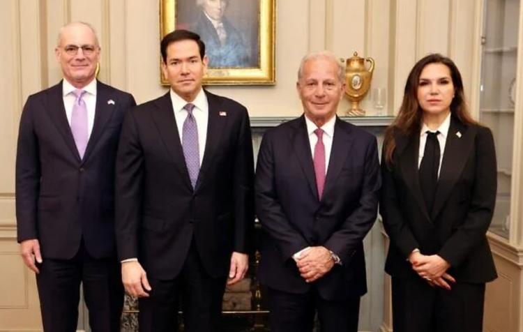 De gauche à droite : l’ambassadeur d’Israël aux États-Unis, Yechiel Leiter, le secrétaire d’État américain Marco Rubio, l’ambassadeur des États-Unis au Liban, Michel Issa, et l’ambassadrice du Liban aux États-Unis, Nada Hamadeh Moawad, au département d’État à Washington, le 14 avril 2026.