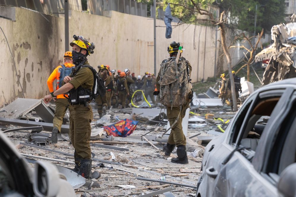 IDF Spokesperson تقوم قوات الأمن بتمشيط مكان سقوط الصاروخ في رامات جان.