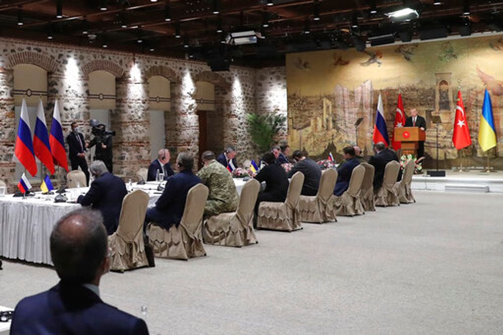 ، يلقي الرئيس التركي رجب طيب أردوغان ، إلى اليمين ، خطابًا للترحيب بالوفدين الروسي والأوكراني قبل محادثاتهما ، في اسطنبول ، تركيا ، الثلاثاء/آذار 29 مارس 2022