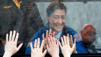 L'astronaute américaine Christina Koch fait ses adieux à sa famille avant son décollage pour l'espace dans le cadre de la mission Artemis 2
