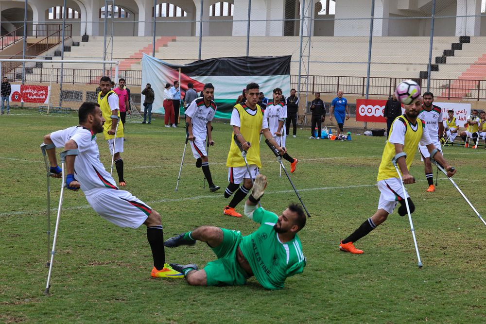 Des joueurs palestiniens, membres d'une équipe de football organisée par le Comité international de la Croix-Rouge (CICR), participent à un match dans la ville de Gaza le 2 décembre 2021