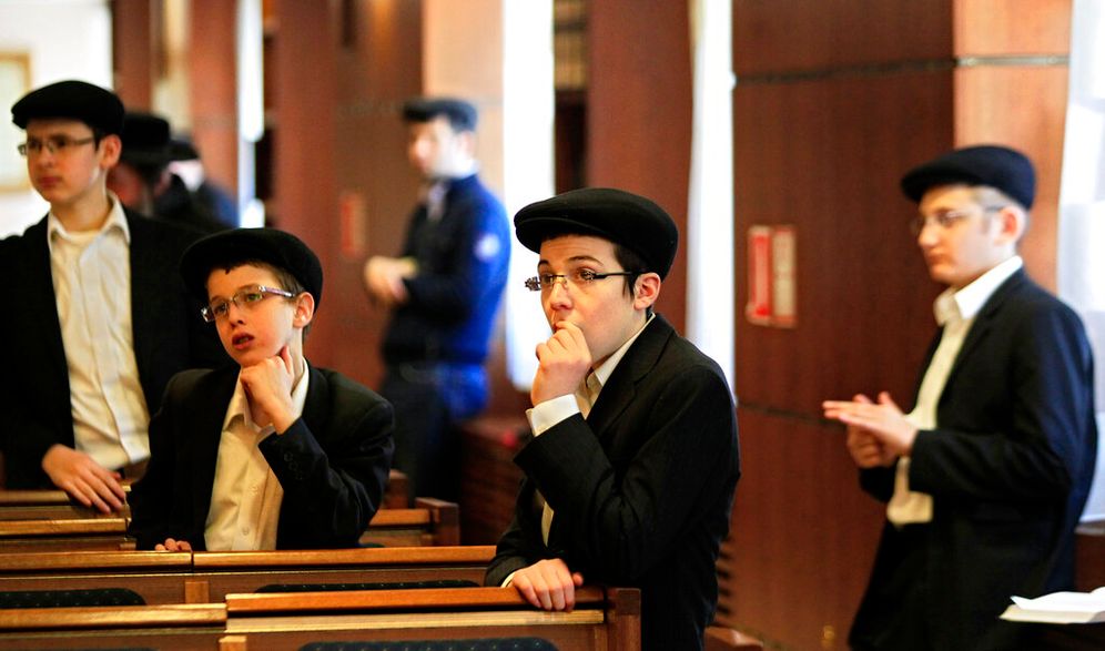 Russian Jews at a synagogue in Moscow