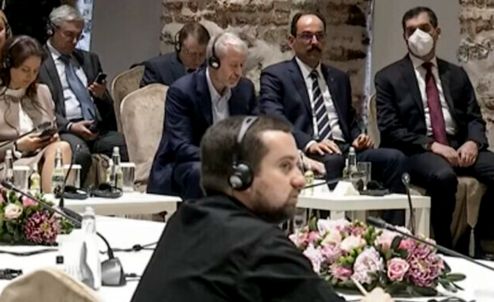Roman Abramovich, écoute le président turc Recep Tayyip Erdogan pendant la réunion des délégations russe et ukrainienne pour des pourparlers à Istanbul, en Turquie, le mardi 29 mars 2022.