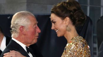 في هذه الصورة الأرشيفية يوم الثلاثاء 28 سبتمبر 2021، يتحدث الأمير البريطاني تشارلز، على اليسار، مع كيت، دوقة كامبريدج عند وصولهما لحضور العرض العالمي الأول للفيلم الجديد من امتياز جيمس بوند "No Time To Die" ، في لندن