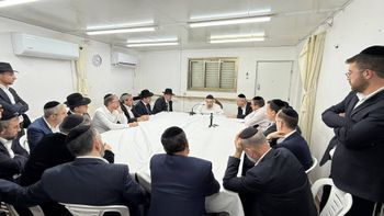 הלב לנדו בפגישה עם אנשי עסקים חרדים בביתו, 21.10.26