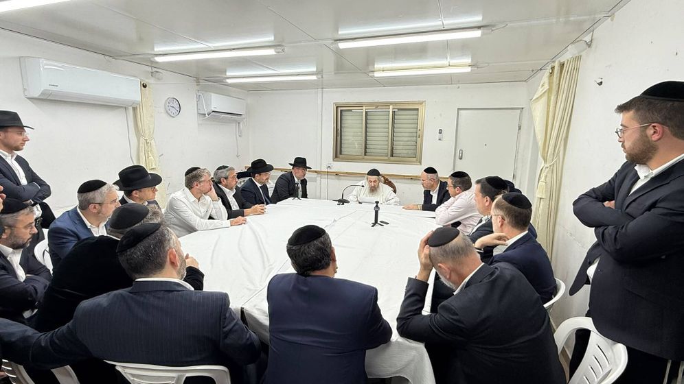 הלב לנדו בפגישה עם אנשי עסקים חרדים בביתו, היום
