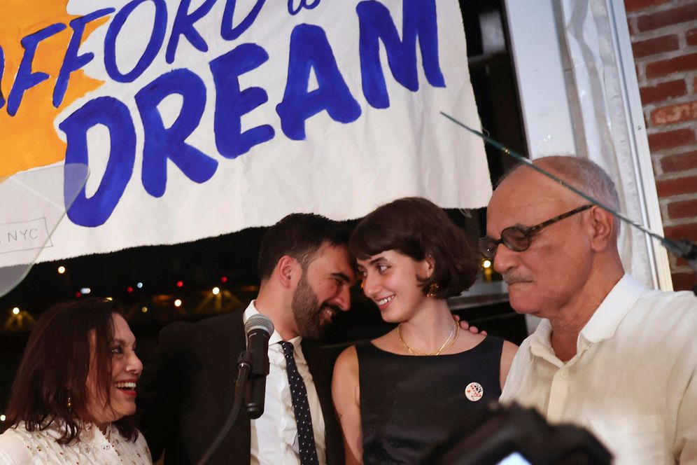 Le candidat démocrate à la mairie de New York, Zohran Mamdani (centre gauche), avec sa femme, Rama, sa mère, Mira Nair Duwaji (à gauche), et son père, Mahmood Mamdani