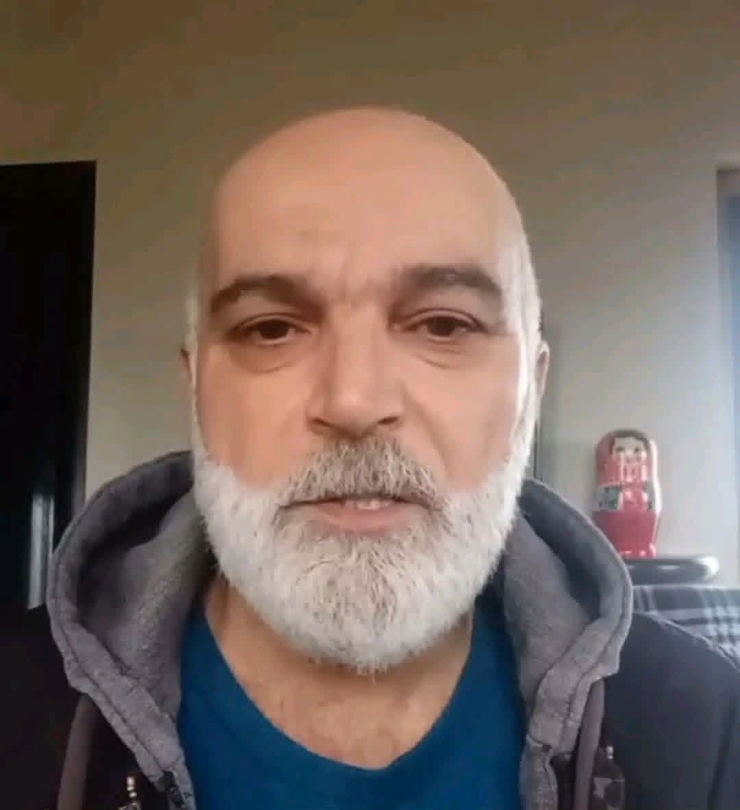 اعتقال الكاتب أكثم ديب في اللاذقية ضمن حملة أمنية بعد مظاهرات جبلة والقرداحة