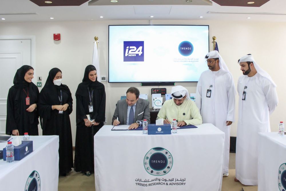 The Emirati TRENDS Institute and the international channel i24NEWS sign a research cooperation agreement, May 11, 2022.