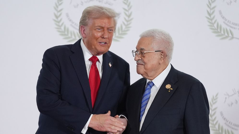 Donald Trump et Mahmoud Abbas lors du sommet sur la fin de la guerre à Gaza, à Charm el-Cheikh, en Égypte