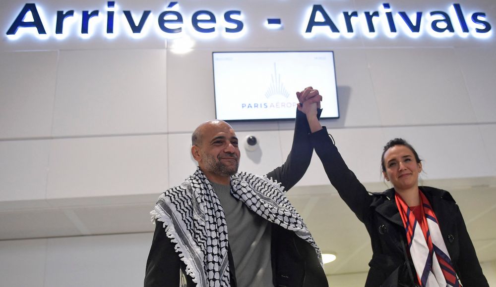 Le militant égypto-palestinien Ramy Shaath et son épouse Céline Lebrun-Shaath à son arrivée à l'aéroport de Roissy, le 8 janvier 2022