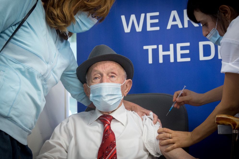Photo by Miriam Alster/Flash90 Le survivant de la Shoah Yehuda Widawski, âgé de 102 ans, reçoit une troisième dose du vaccin contre le Covid-19 à l’hôpital Ichilov de Tel-Aviv.