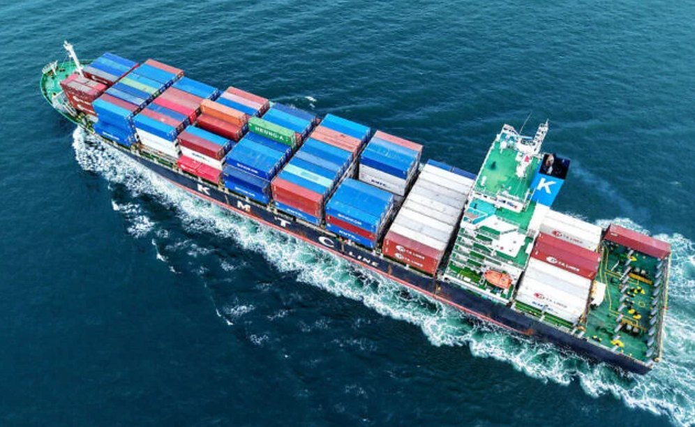 Un cargo chargé de conteneurs quitte le port de Qingdao, en Chine, le 8 juillet 2025.