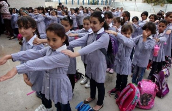 Des écolières palestiniennes le jour de la rentrée scolaire à Ramallah, en Judée-Samarie, le 25 août 2013.
