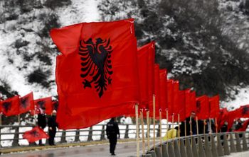 Des drapeaux albanais le long d'un pont dans la ville de Kacanik