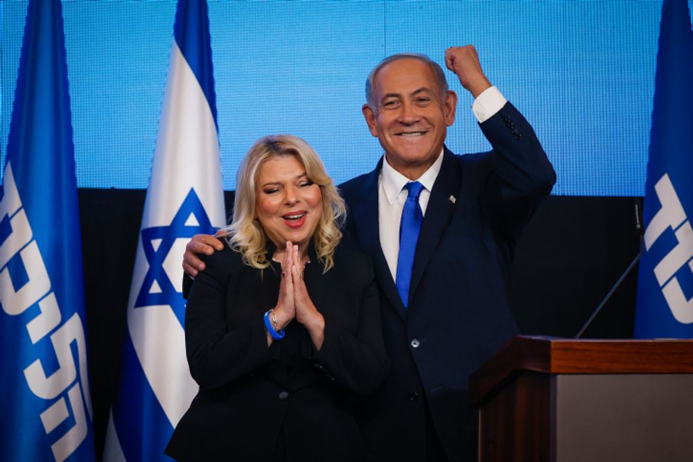 Benyamin Netanyahou et son épouse Sara au siège du Likoud à Jérusalem, le 2 novembre 2022