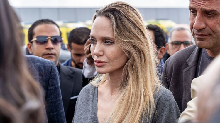 الممثلة أنجلينا جولي عند معبر رفح على الجانب المصري