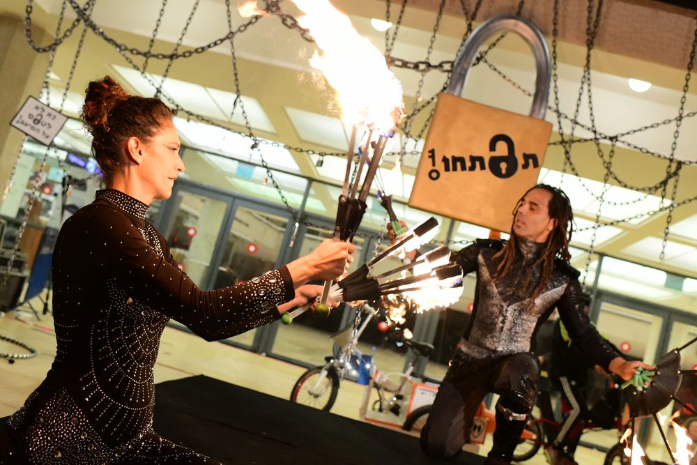 Artistes, interprètes et membres du secteur culturel, manifestent devant le théâtre Habima à Tel Aviv, le 23 novembre 2020