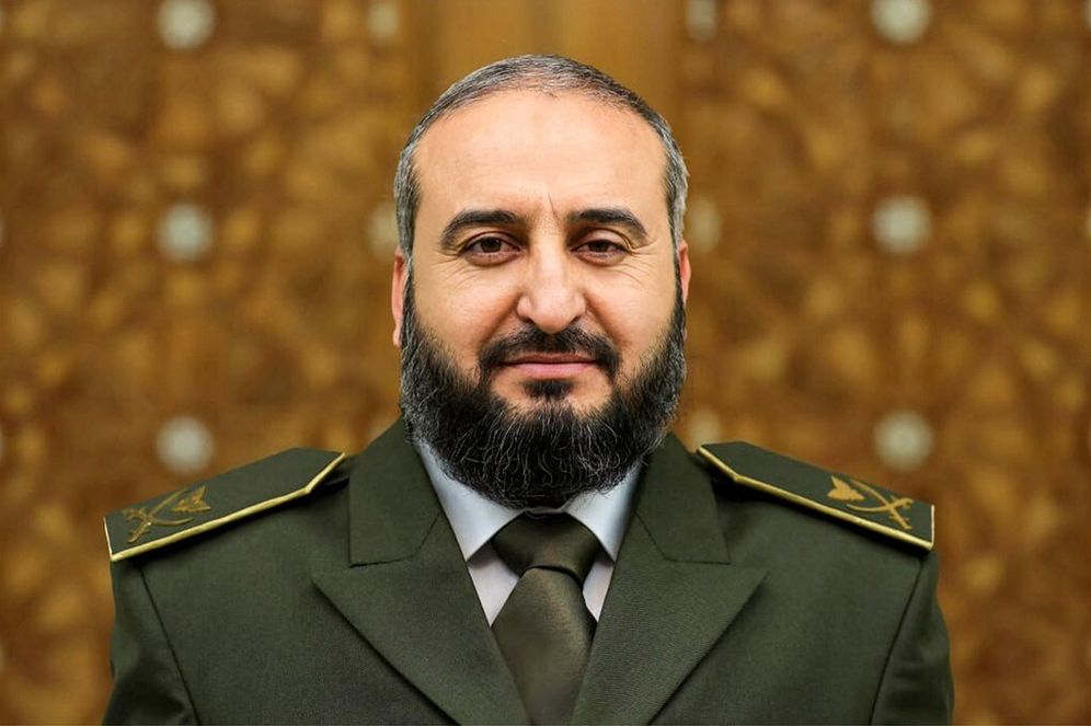 تظهر هذه الصورة التي نشرتها وكالة الأنباء السورية الرسمية (سانا) في 6 يناير/كانون الثاني 2025 وزير الدفاع في الحكومة السورية المؤقتة مرهف أبو قصرة في دمشق.