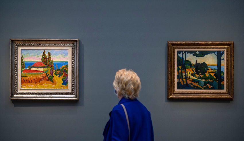 Le "Paysage près de Cassis" de l'artiste français André Derain (1907-08), à droite, lors de l'exposition "Impressionnisme: Le Hasso Plattner Collection "au musée Barberini de Potsdam le 24 septembre 2020
